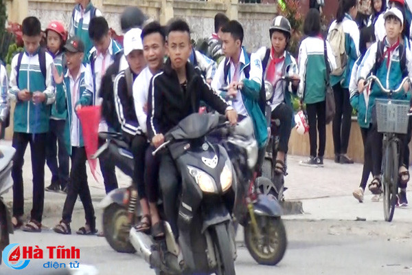 nhan nhan hoc sinh thi xa ky anh vi pham luat giao thong