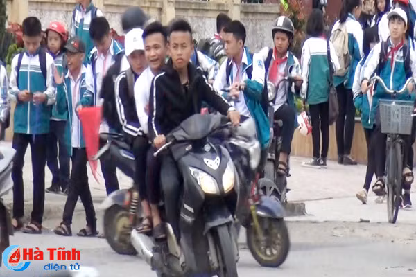 nhan nhan hoc sinh thi xa ky anh vi pham luat giao thong