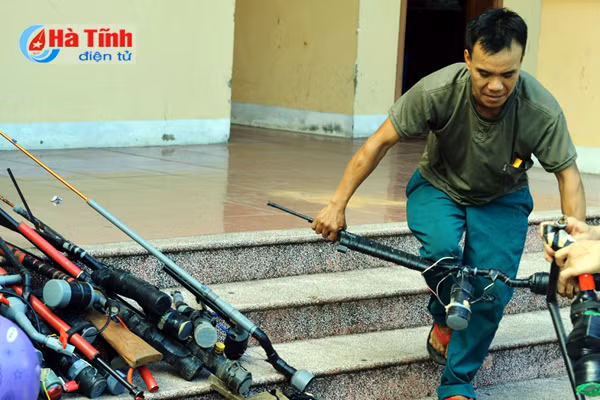 cong an nghi xuan tieu huy hon 100 khau sung tu che