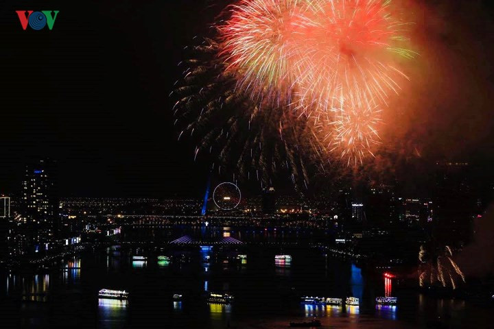 man nhan man trinh dien phao hoa ruc ro tren song han