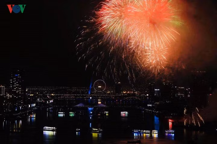 man nhan man trinh dien phao hoa ruc ro tren song han