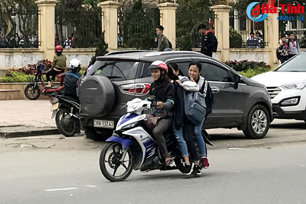 nhan nhan hoc sinh thi xa ky anh vi pham luat giao thong