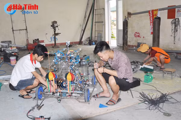 gac le sinh vien cao dang cong nghe ha tinh an ngu cung robot