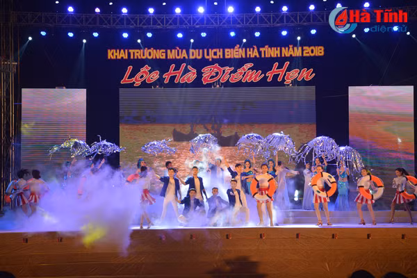 ha tinh tung bung khai truong mua du lich bien nam 2018