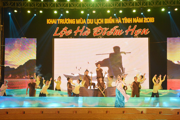 ha tinh tung bung khai truong mua du lich bien nam 2018