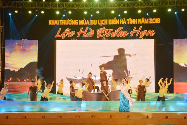 ha tinh tung bung khai truong mua du lich bien nam 2018