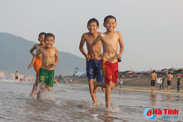 chua khai truong bien xuan hai da don ca nghin du khach