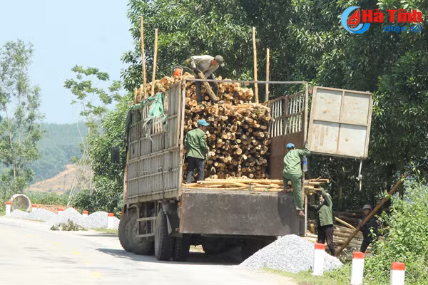 nguy co mat an toan giao thong do tap ket keo ven duong o ha tinh