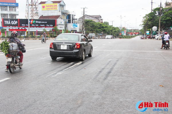 den giao thong o nga tu trung tam tx hong linh lam kho nguoi di duong