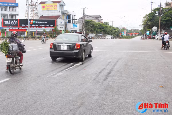 den giao thong o nga tu trung tam tx hong linh lam kho nguoi di duong