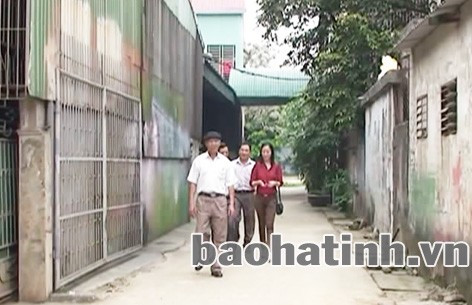 19 năm làm tiểu khu trưởng, ông Trần Văn Hóa (đi đầu, áo trắng) đã tích cực vận động nhân dân xây dựng các tuyến đường bê tông tuoi cao chi khi cang cao