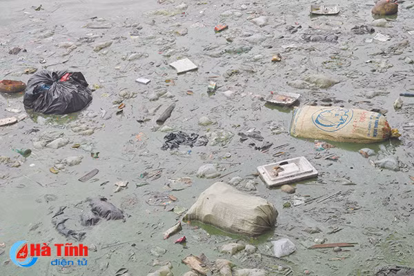 Video: Kinh hãi cảnh ô nhiễm hồ điều hòa đẹp nhất phố núi Hà Tĩnh