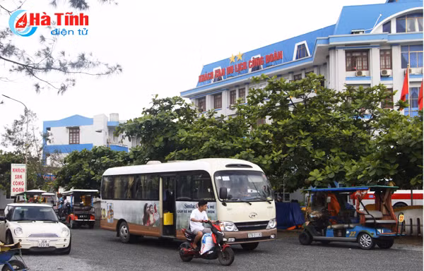 photo thoi tiet khong thuan khach van nuom nuop den thien cam