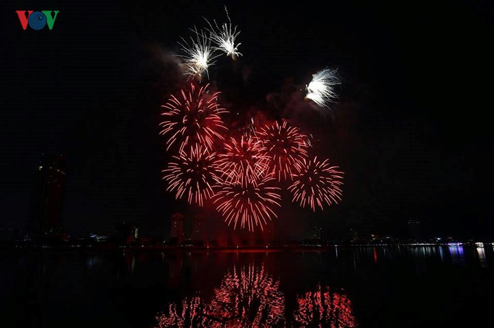 man nhan man trinh dien phao hoa ruc ro tren song han