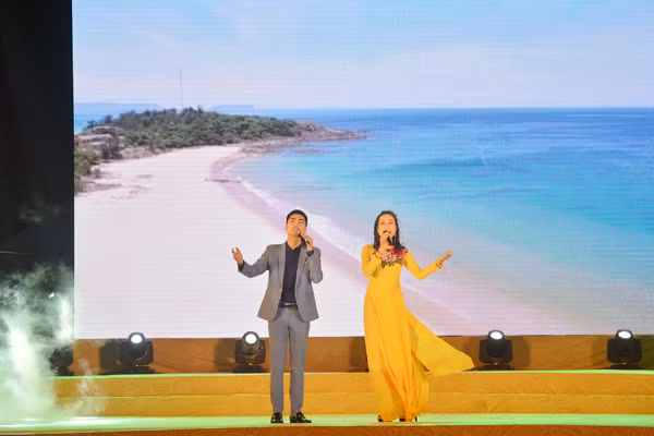 ha tinh tung bung khai truong mua du lich bien nam 2018