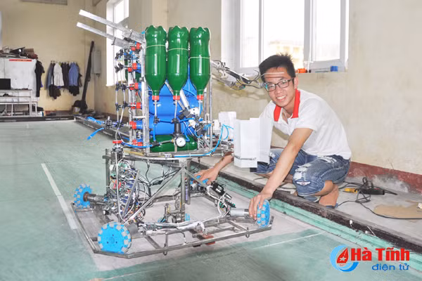 gac le sinh vien cao dang cong nghe ha tinh an ngu cung robot