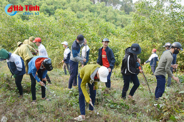 huyen ky anh ra quan lam gan 1 km duong bang can lua