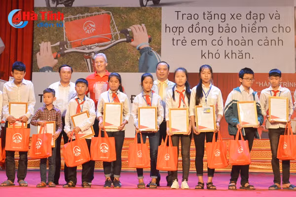 trao 210 xe dap cho tre em vuot kho hoc gioi