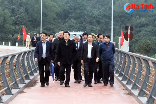 nguyen chu tich nuoc dang huong den tho co tong bi thu le duan tang qua tet o tx ky anh