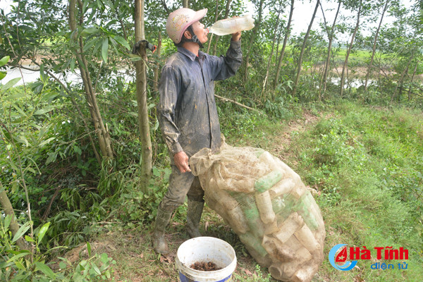 xem nong dan cam xuyen bay cay doc dao bang chai nhua
