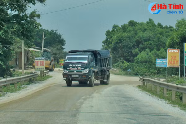 xe cho cat gay o nhiem moi truong anh huong an toan giao thong