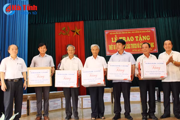 trao 11 bo thiet bi tin hoc cho cac trung tam hoc tap cong dong truong hoc