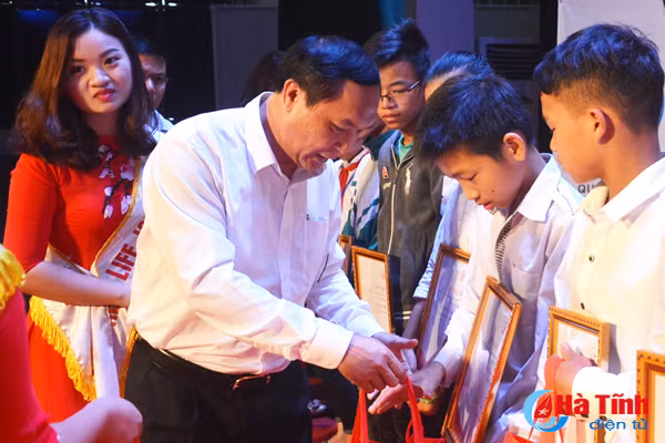 trao 210 xe dap cho tre em vuot kho hoc gioi