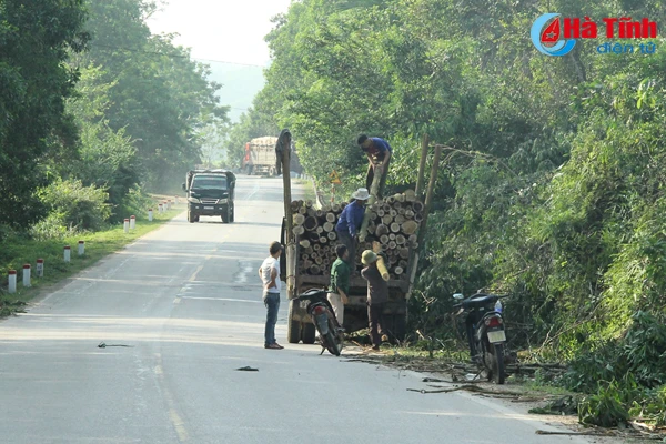 nguy co mat an toan giao thong do tap ket keo ven duong o ha tinh