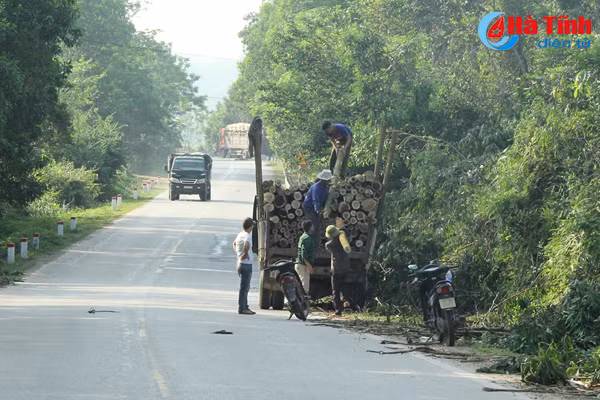 nguy co mat an toan giao thong do tap ket keo ven duong o ha tinh