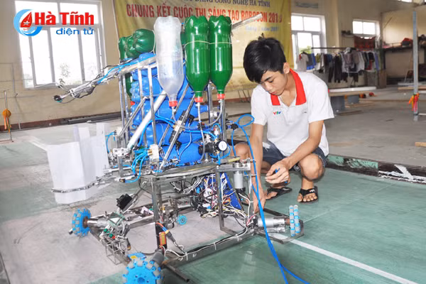 gac le sinh vien cao dang cong nghe ha tinh an ngu cung robot