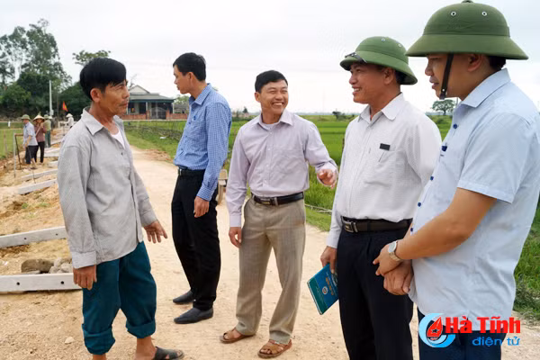 nong dan cam due ho hoi gop suc xay dung nong thon moi