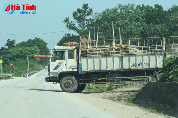 nguy co mat an toan giao thong do tap ket keo ven duong o ha tinh