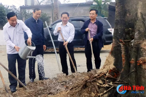 bi thu tinh uy dong vien nong dan san xuat dau xuan