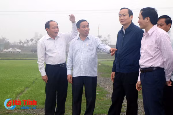 bi thu tinh uy dong vien nong dan san xuat dau xuan