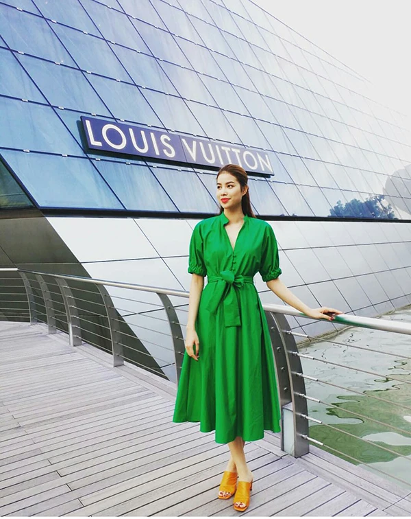 dau mua nang sao viet dien trang phuc ruc ro sac mau