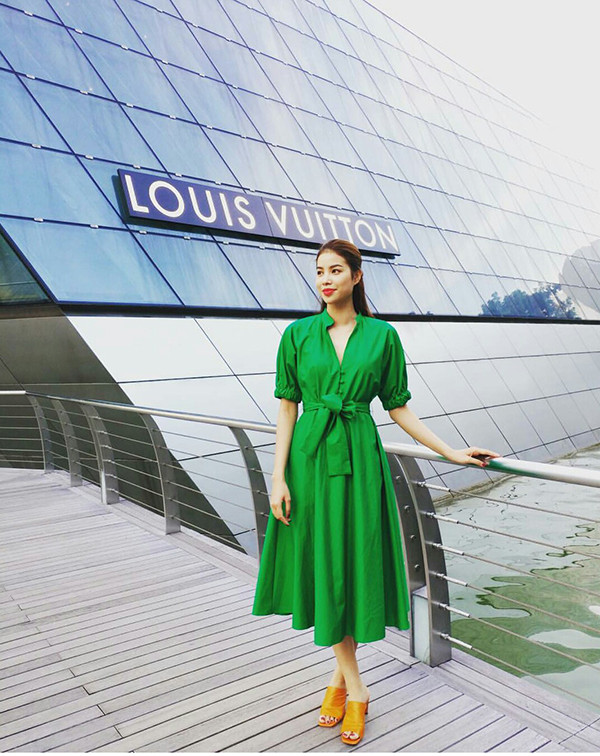 dau mua nang sao viet dien trang phuc ruc ro sac mau