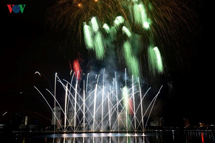 man nhan man trinh dien phao hoa ruc ro tren song han