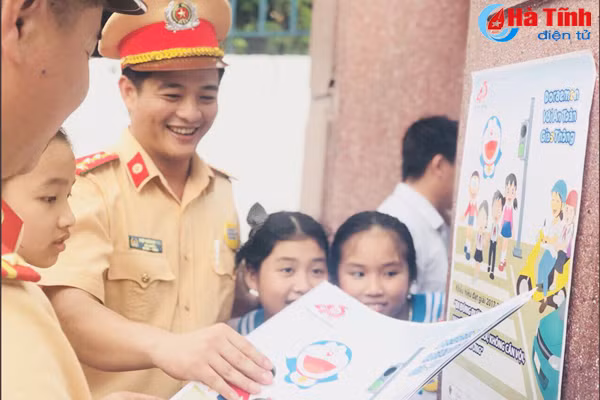 gan 1 000 hoc sinh thich thu lop hoc doraemon voi atgt