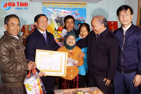 bi thu tinh uy trao huy hieu dang tang qua nguoi dan vung tai dinh cu