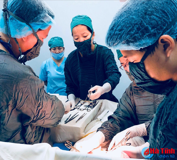 bvdk duc tho phau thuat lay khoi u xo tu cung nang 2 7 kg