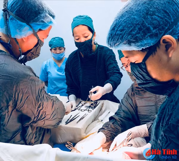 bvdk duc tho phau thuat lay khoi u xo tu cung nang 2 7 kg