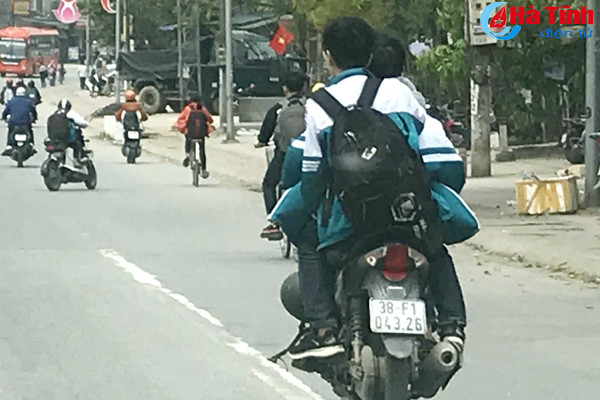 nhan nhan hoc sinh thi xa ky anh vi pham luat giao thong