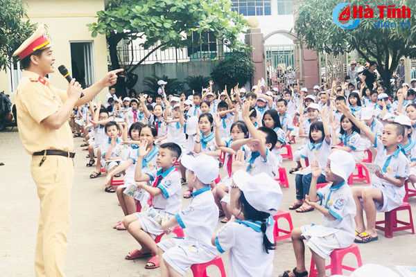 gan 1 000 hoc sinh thich thu lop hoc doraemon voi atgt