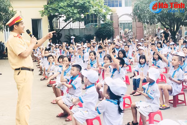 gan 1 000 hoc sinh thich thu lop hoc doraemon voi atgt