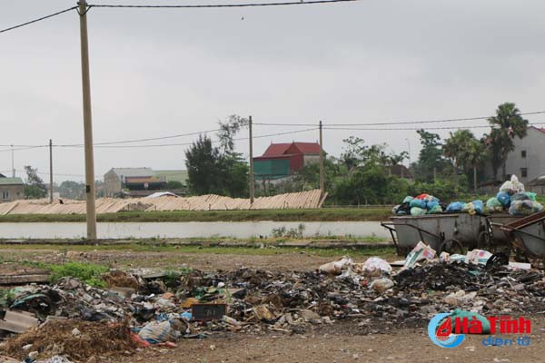 kinh hoang canh banh nem phoi canh bai rac