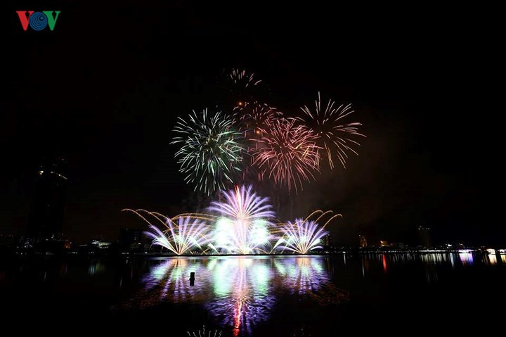 man nhan man trinh dien phao hoa ruc ro tren song han