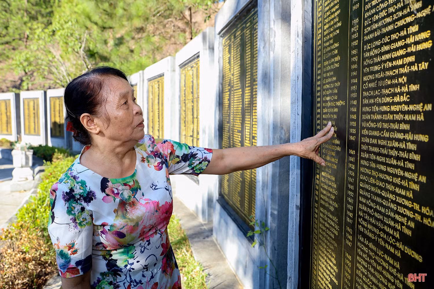 Cùng Anh hùng La Thị Tám hát lại bài ca xanh trên vùng đất lửa