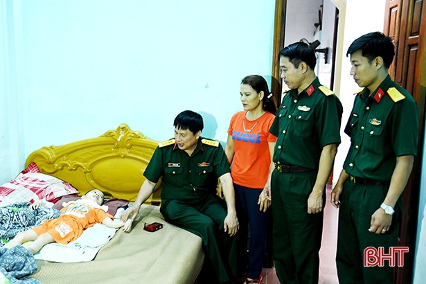 Trao 116 suất quà Trung thu cho con em Bộ Chỉ huy quân sự tỉnh