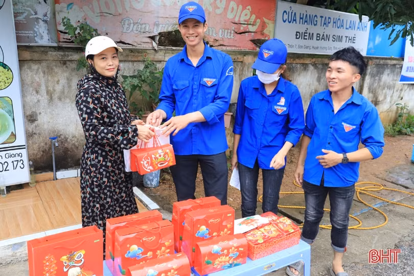 Gây quỹ mua quà Trung thu cho trẻ em nghèo Hương Sơn