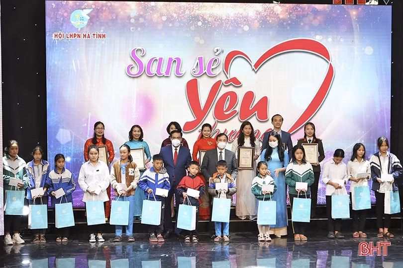 Lan tỏa hơi ấm “Mẹ đỡ đầu” đến trẻ em gặp hoàn cảnh khó khăn ở Hà Tĩnh